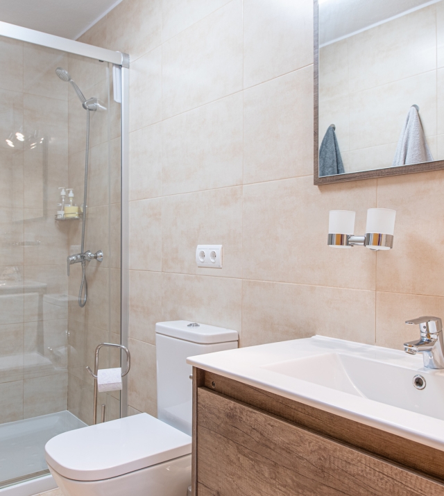 Resa Estates vastgoed te koop Ibiza Geraldine finca san lorenzo noorden bathroom shower.jpg